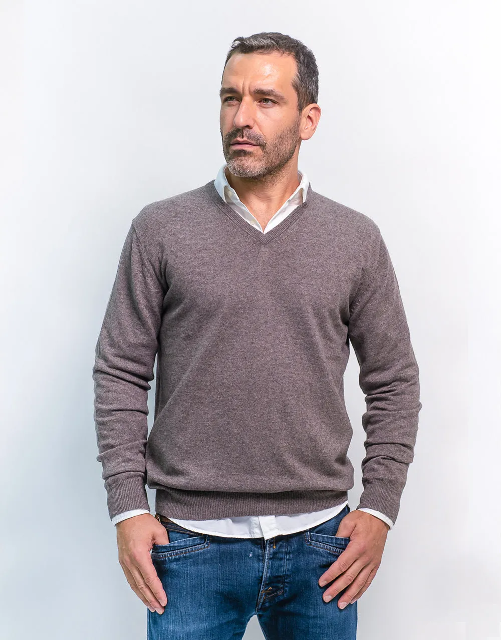 The Classic Cashmere V-Neck Pullover in Bison